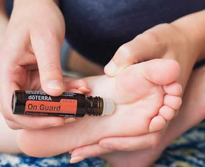 Aplicación tópica de aceites esenciales doterra en pies
