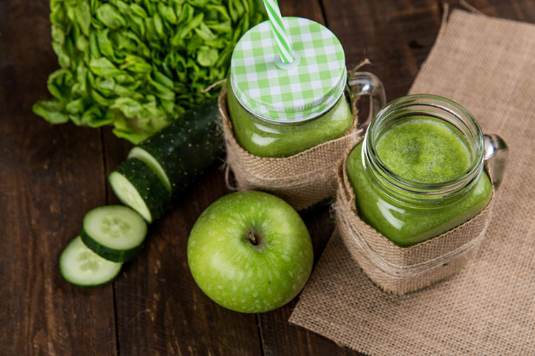 Jugo verde con aceites esenciales