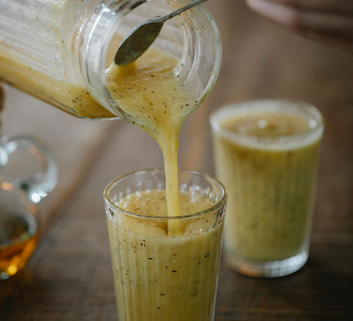 Smoothie de piña con aceite esencial de cúrcuma