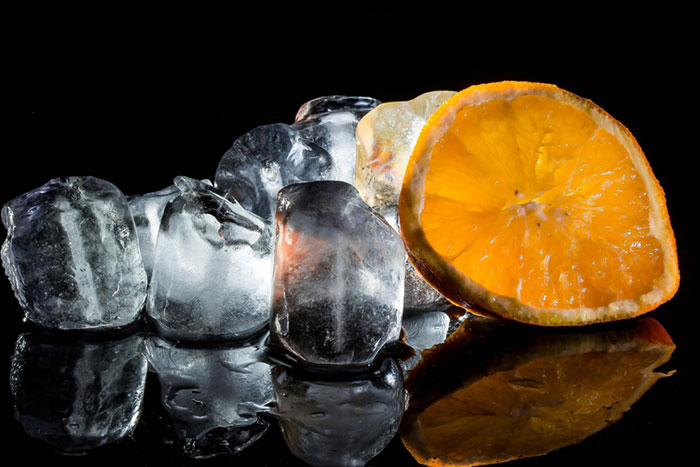 Cubos de hielo con frutas y aceites esenciales