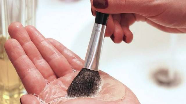 Limpiador de brochas de maquillaje con aceites esenciales